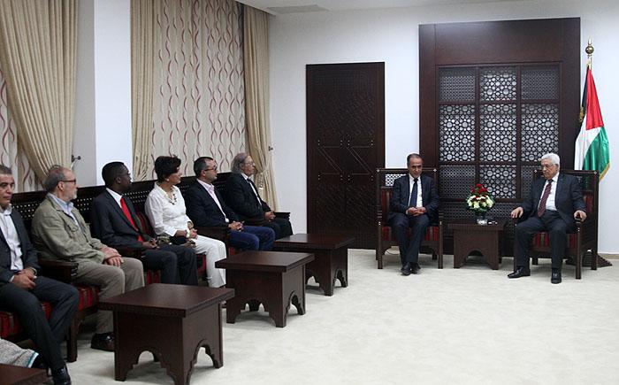 عباس للصحفيين العرب: الاعتداء على الصحفيين مرفوض واشجع التوجه للقضاء