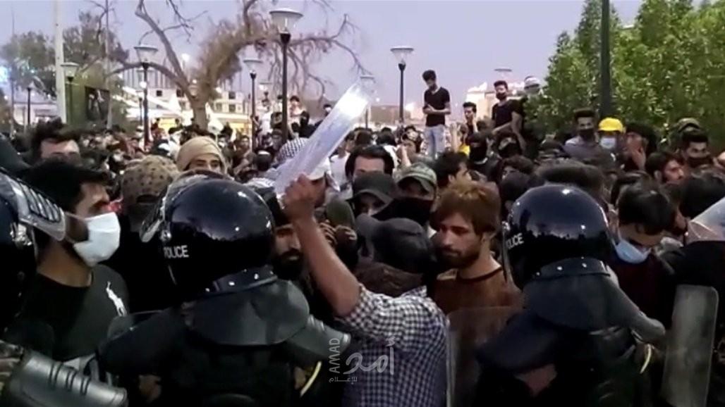 محتجون يضرمون النار في مكتب مجلس النواب في البصرة بجنوب العراق
