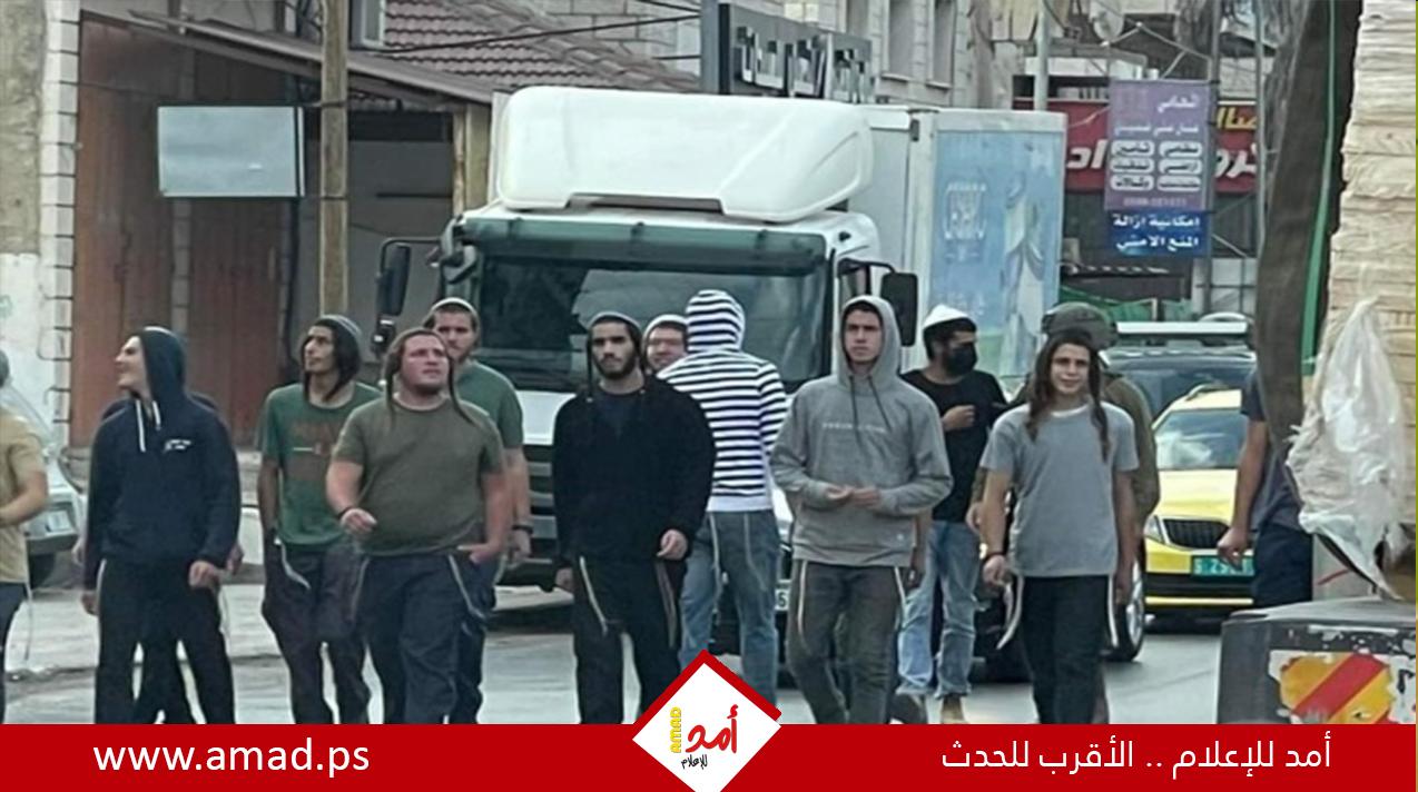 الأغوار: مستوطنون يعلقون لافتة تدعو "للانتقام"