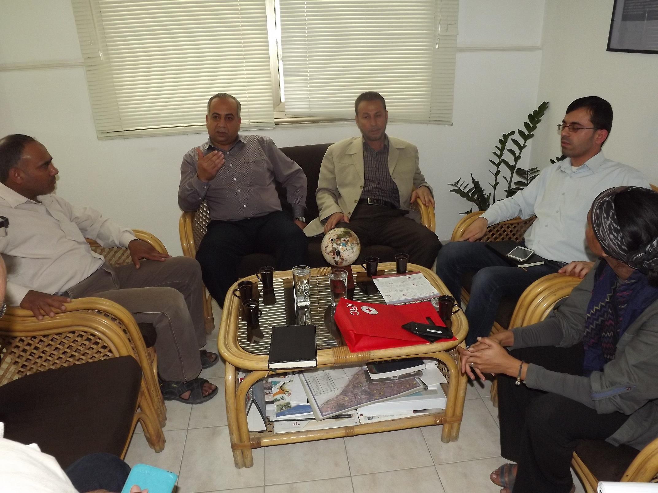 نقابات العمال تبحث مع الصليب الأحمر التعاون المشترك