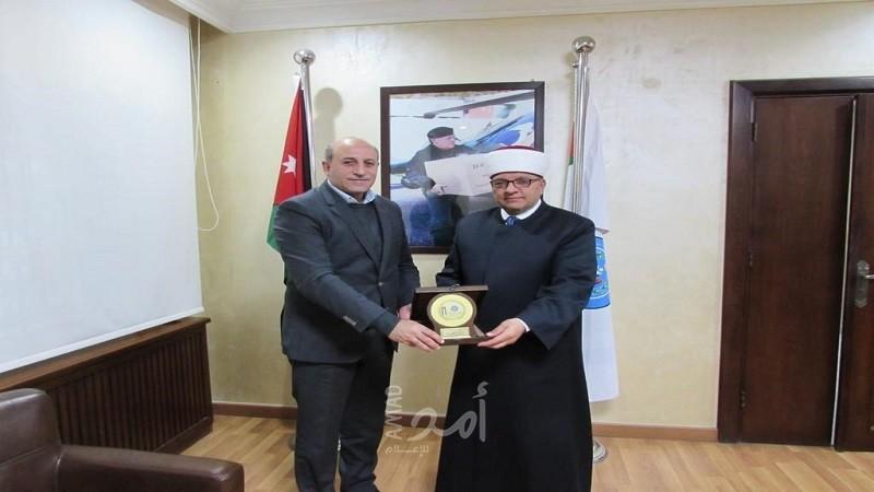 الأوقاف والهيئة الخيرية الأردنية تبحثان سبل معالجة الفقر والتمكين