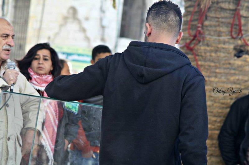 معاريف: الفلسطينيون يتبرعون لأصحاب البيوت المهدمة