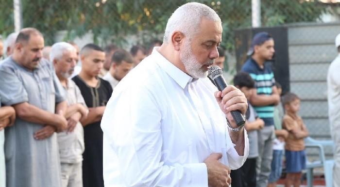 بالصور.. هنية يؤدي صلاة "عيد الأضحى" في العراء بغزة