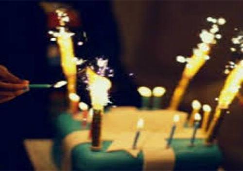 بالفيديو .. عيد ميلاد يتحول إلى كابوس لاشتعال النيران في فتاة