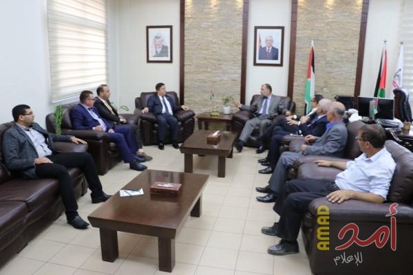 بلدية الخليل ووزارة الصحة تتفقان على فتح عيادة في البلدة القديمة بالخليل