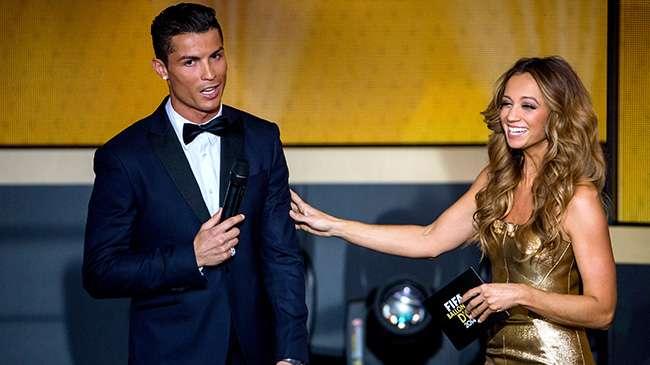 النجم البرتغالي يتوج بجائزة الكرة الذهبية للمرة الثالثة
