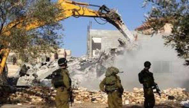 مواطنون يشرعون بهدم أجزاء من منازلهم شمال القدس