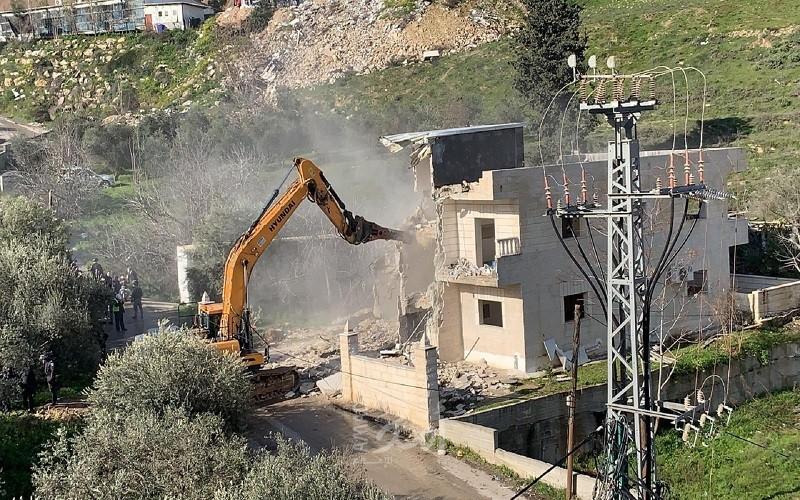 سلطات الاحتلال تهدم منزلا في قرية الولجة غرب بيت لحم
