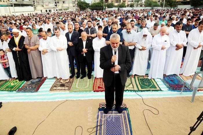 بالصور- هنية يؤدي صلاة العيد في العراء.. والحية يؤكد: مسيرات العودة مستمرة وأهل غزة لا تنكسر إرادتهم