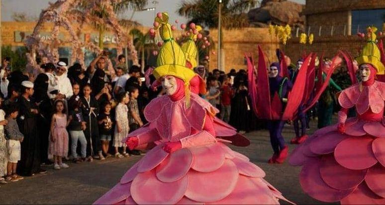 "سيرك الورد" يجوب مصيف العرب