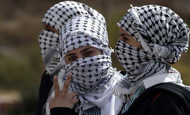 الكوفية الرمز الذي لا يتخلى عنه ثوار فلسطين
