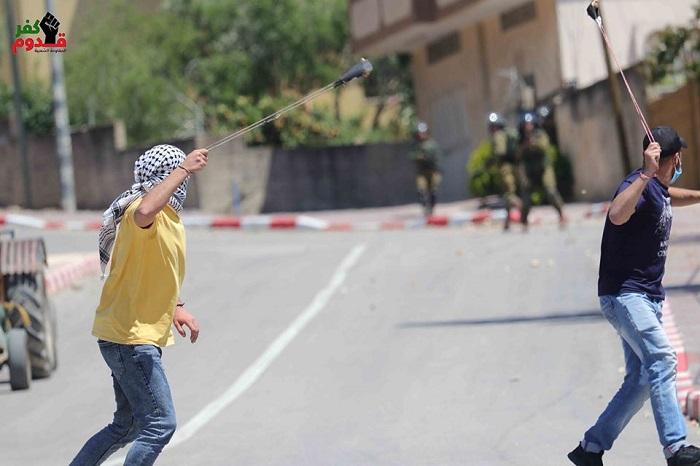 قلقيلية: إصابة العشرات بالاختناق في مواجهات مع جيش الاحتلال في كفر قدوم