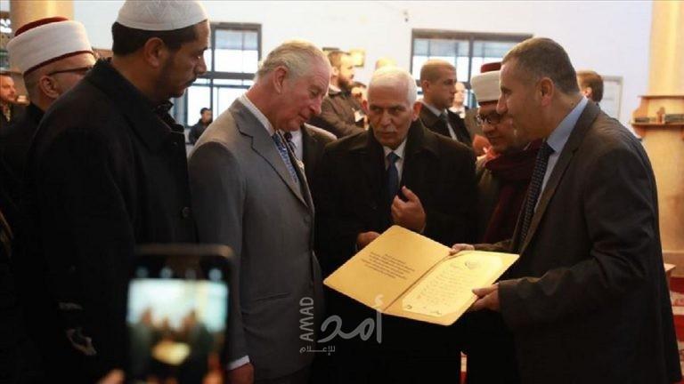 وكيل وزارة الأوقاف يسلم الأمير تشارلز نسخة من "العهدة العمرية"