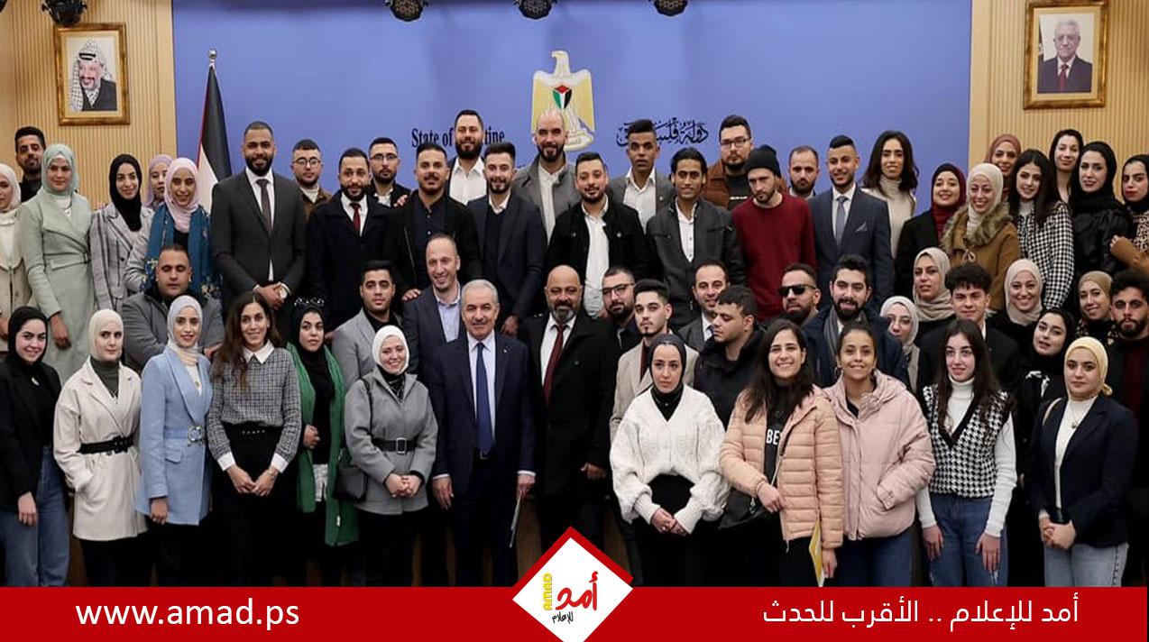 اشتية يؤكد أهمية انخراط الشباب وتوظيف قدراتهم في مواجهة حرب إسرائيل على الرواية الفلسطينية