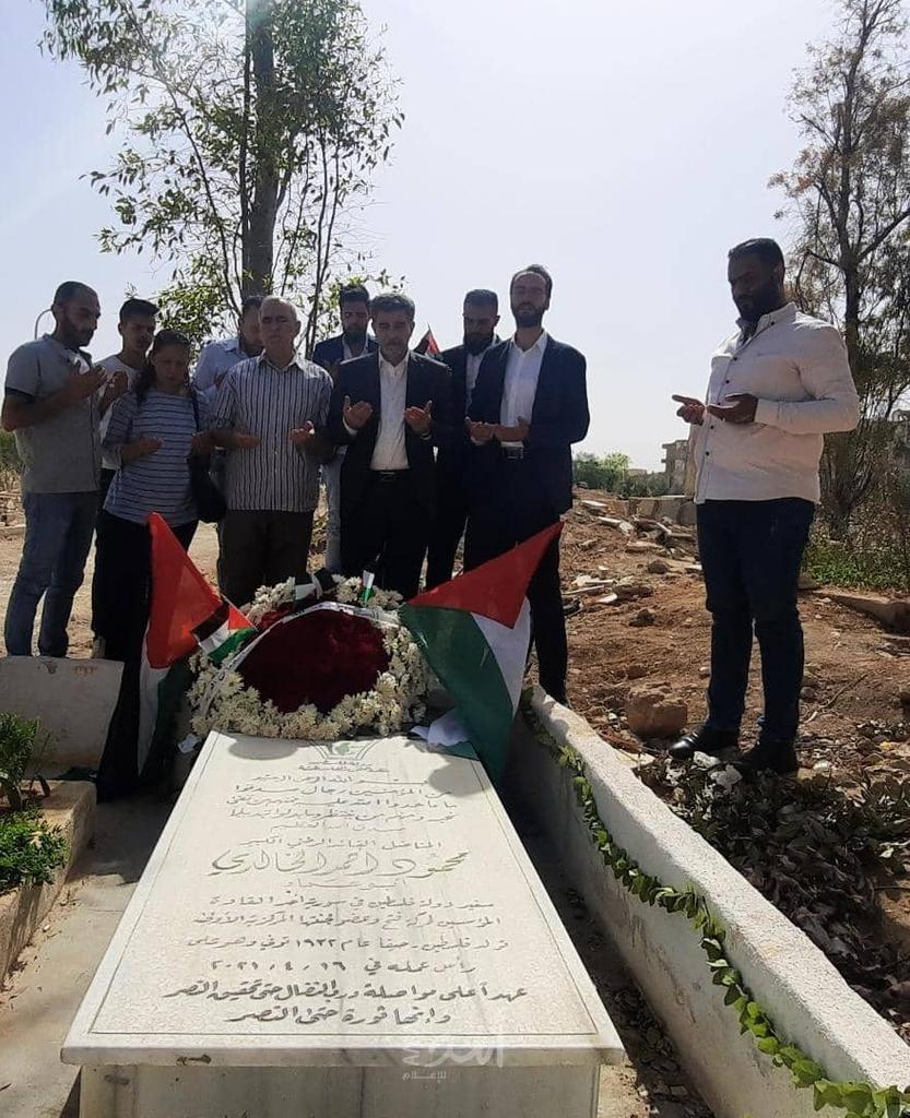 السفير عبد الهادي يضع أكليل من الزهور على أضرحة الشهداء في مخيم اليرموك بمناسبة ذكرى النكبة