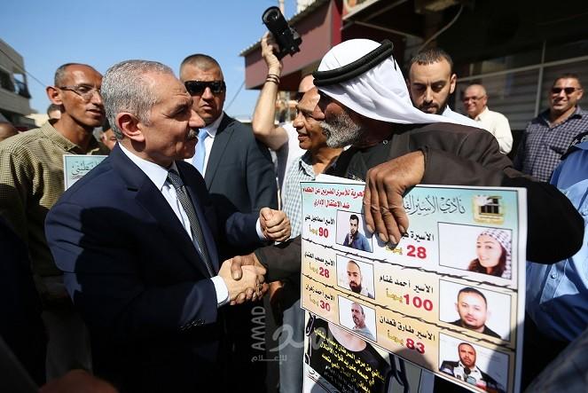 أشتية يشارك في الاعتصام الاسبوعي لأهالي الاسرى ويؤكد التزام الحكومة تجاههم