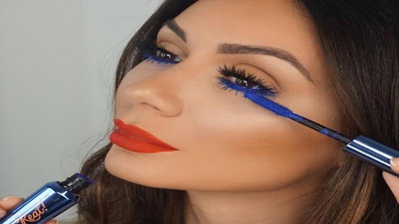 طريقة تطبيق موضة الماسكرا الزرقاء