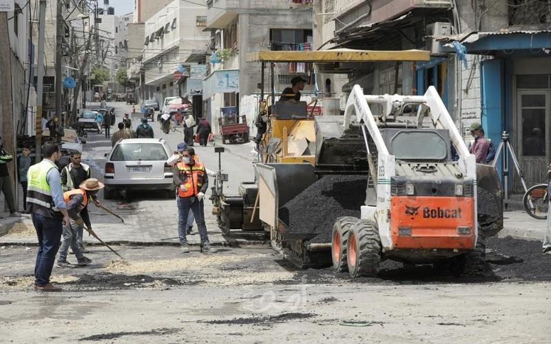 بلدية غزة تنفذ أعمال صيانة في 3 شوارع من المدينة