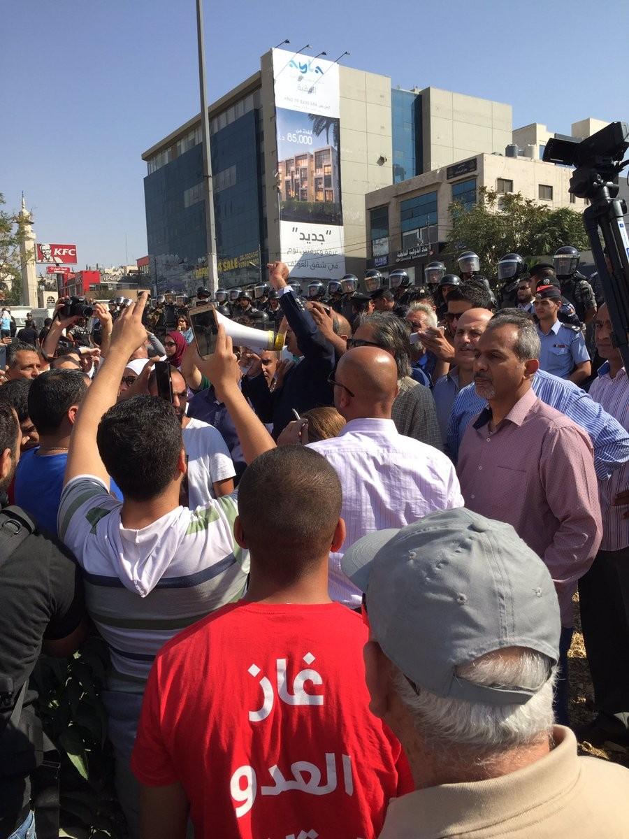 الأردن: احتجاج أمام مؤسسة الكهرباء الوطنية بعمان على اتفاقية الغاز مع اسرائيل