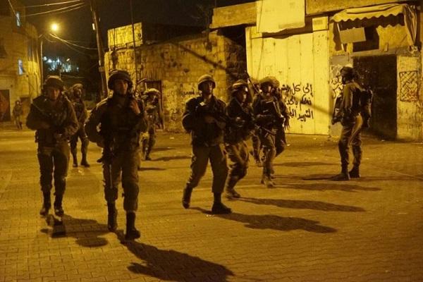 شبان يستهدفون قوات الاحتلال بعبوة يدوية الصنع في القدس