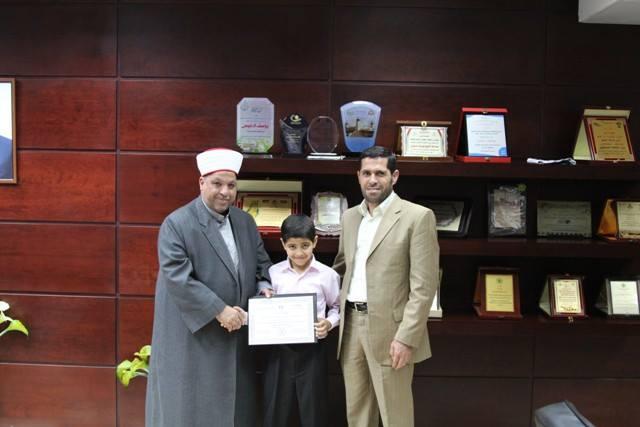 ادعيس يكرم أصغر إمام للتراويح في فلسطين