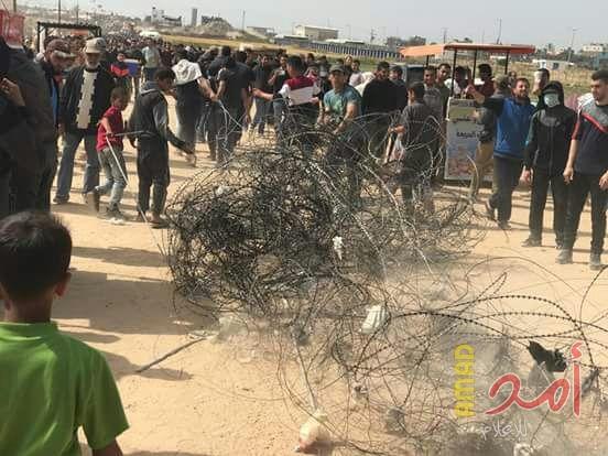 الشبان ينجحون بإزالة جزء من السياج الأمني شرق خانيونس