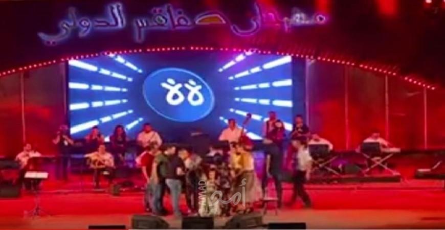 بالفيديو- سقوط الفنانة السورية ميادة الحناوي أمام جمهورها في تونس