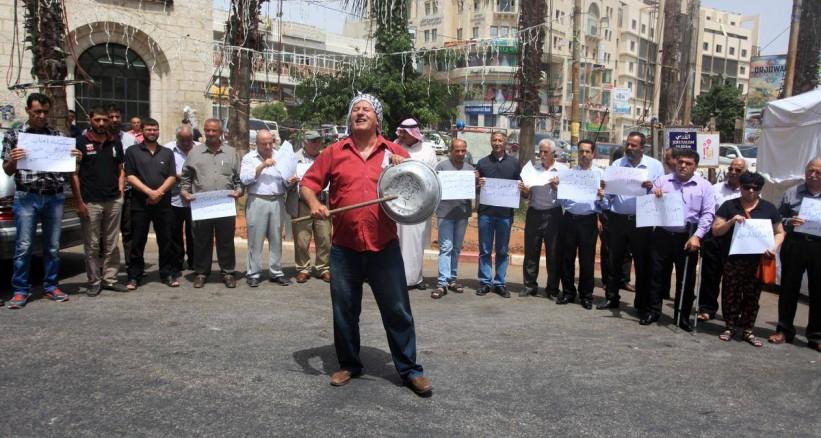 فلسطينيون برام الله يقرعون "الطناجر" احتجاجًا على غلاء الأسعار