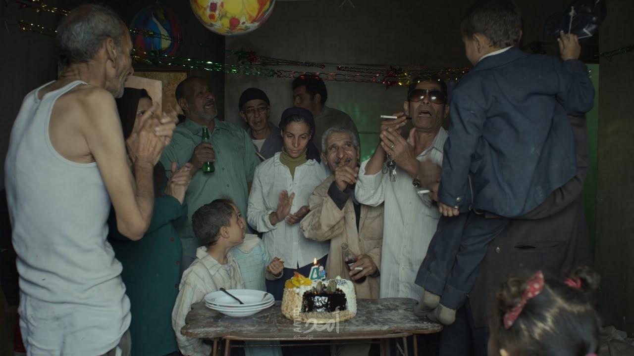مجموعة من الفنانين يغادرون صالة السينما بعد عرض فيلم "ريش": يسيء لمصر