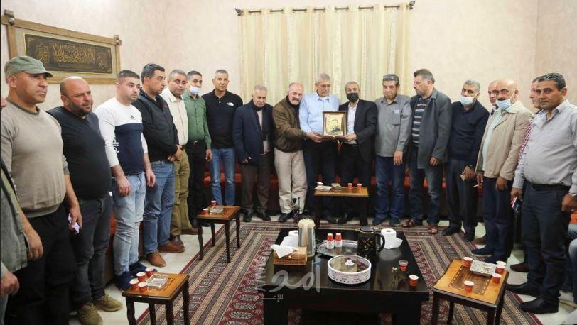 قلقيلية: زيارة لمنزل الاسير محمد داوود "ابو غازي" بمناسبة يوم الاسير - صور