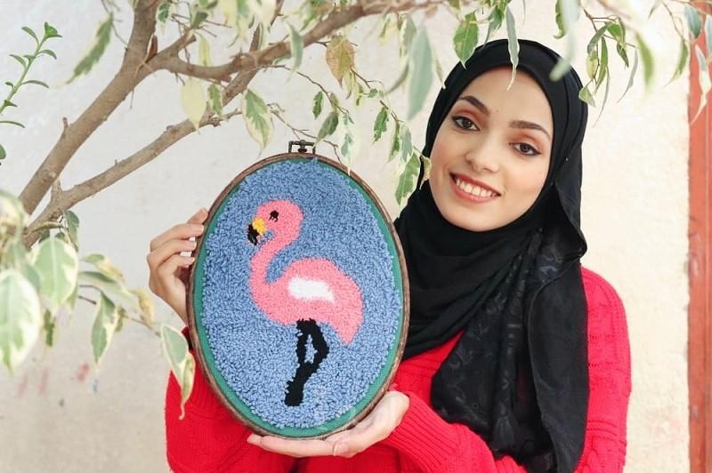 "آية المغاري" فلسطينية تجسد صور تذكارية وشخصيات عبر "الصوف والخيط"