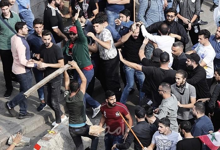 بالفيديو- إصابات بإطلاق نار خلال محاولة الجيش اللبناني فتح الطريق الدولي في طرابلس