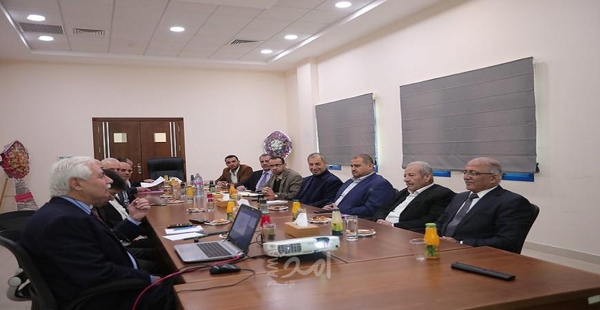 بلدية غزة تبحث مع مصلحة المياه آلية تشغيل محطتي المعالجة والتحلية
