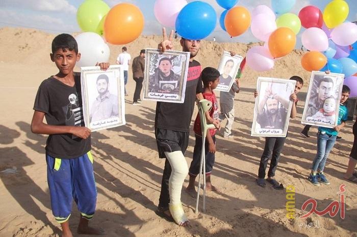 بالصور.. إطلاق عشرات البلالين تحمل صور شهداء  وأسرى شرق غزة