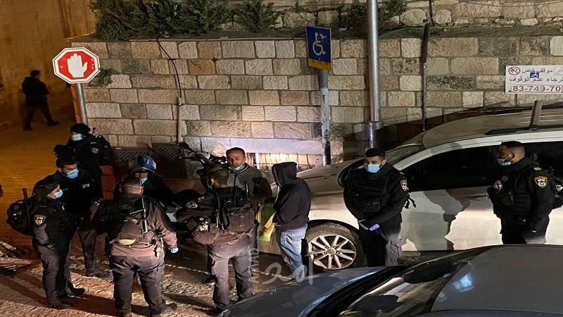 شرطة الاحتلال توقف مصلين خلال تأديتهم لصلاة العشاء في "الأقصى"- صور