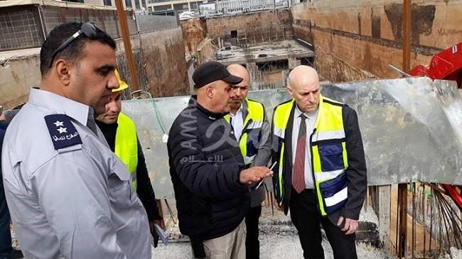 وزارة العمل تغلق منشأة قيد البناء جراء سقوط مضخة خرسانية أثناء الصبّ