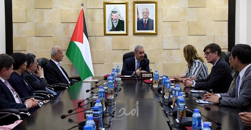 أشتية يطلع وفداً من جمعية آسيا الدولية على آخر التطورات السياسية