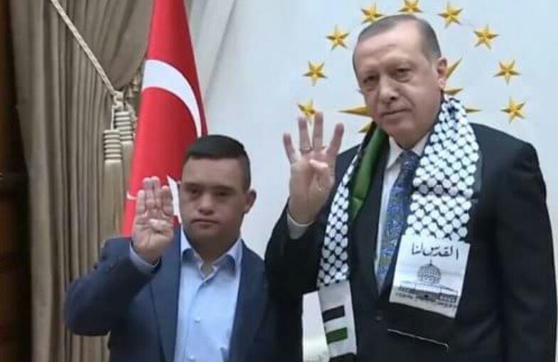 اردوغان مستغلا طقل فلسطيني معاق رافعا اشارة رابعة