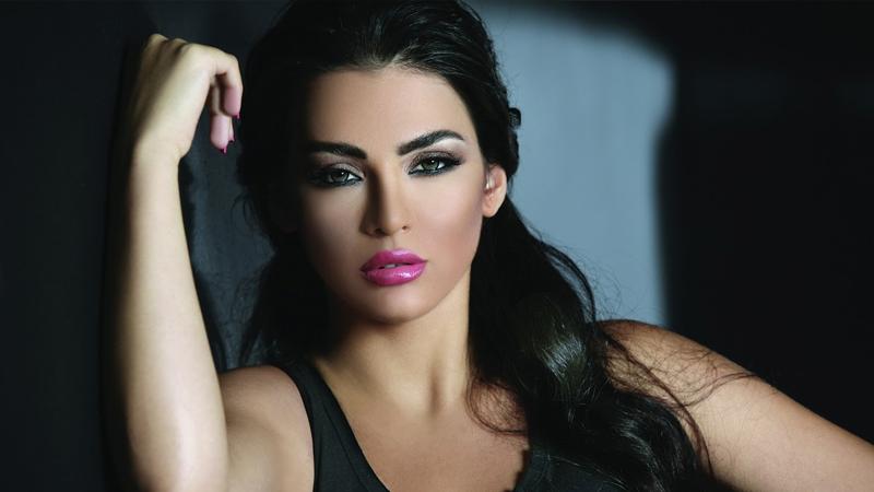 اللبنانية "قمر"  تستعرض أنوثتها .. شاهد