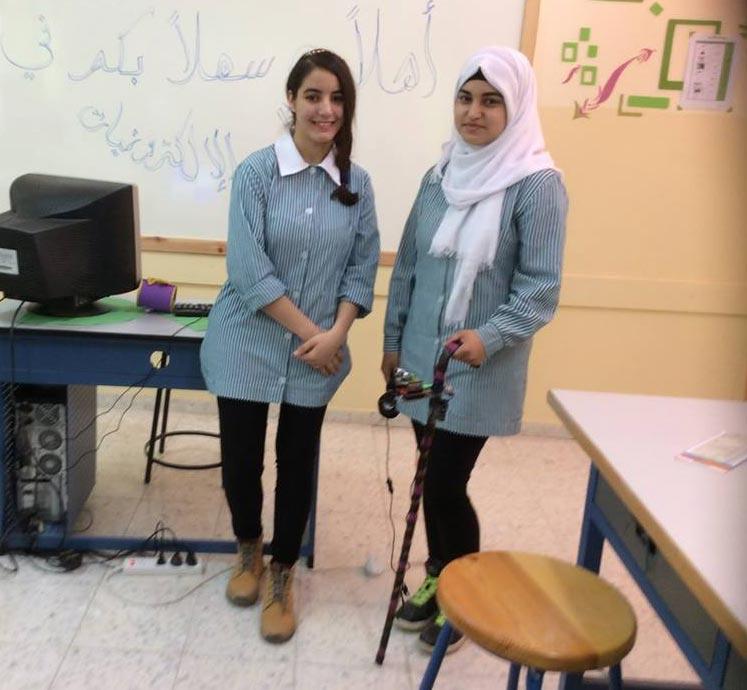 طالبتان فلسطينيتان تبدعان في تحويل العصا السحرية الى عصا ناطقة