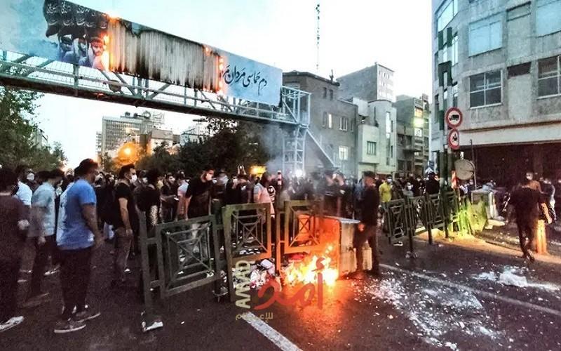 مرجع ديني إيراني بارز يحضّ السلطات على "الإصغاء للشعب"