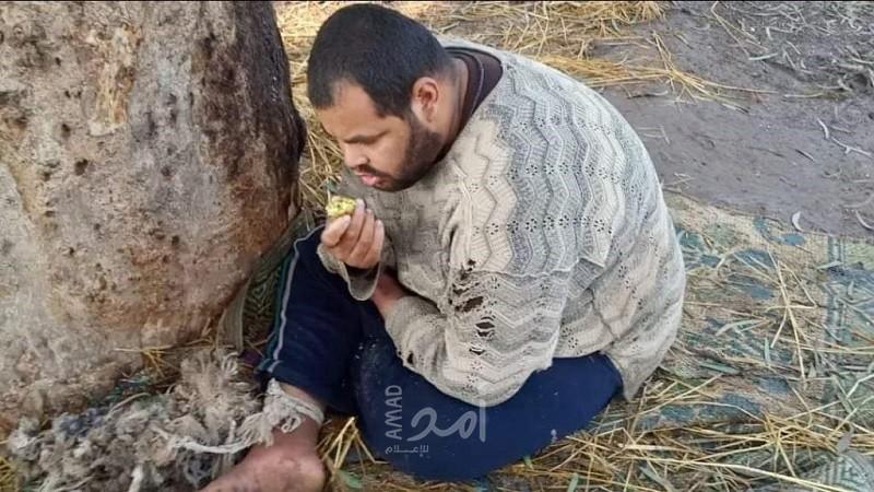 أم مصرية تربط ابنها لساعات في الشجر منذ 15 عاماً