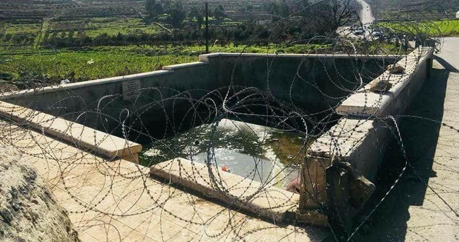 بالصور.. جيش الاحتلال يغلق عين ماء "دلبة" في مخيم الفوار بالخليل