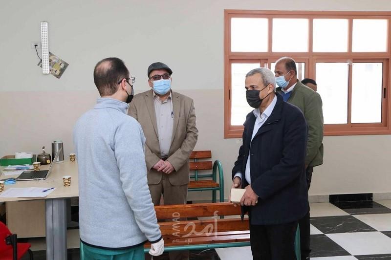"محافظ قلقيلية" يتفقد مركز فحص "كورونا" في مدرسة القلب الكبير