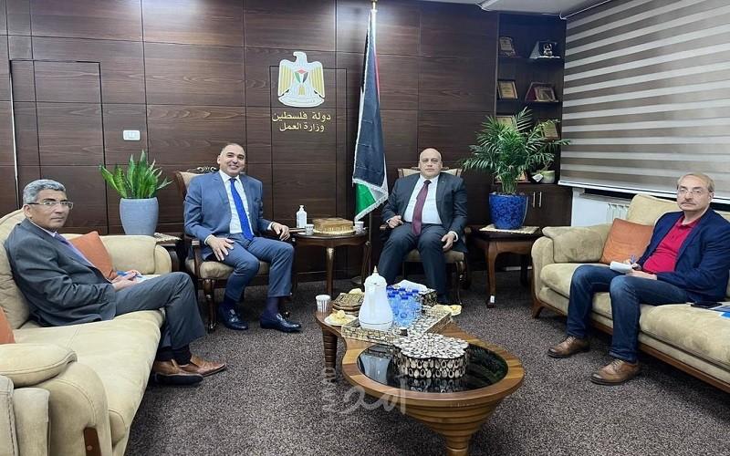 وزير العمل والسفير المغربي يبحثان سبل التعاون المشترك في مجال العمل