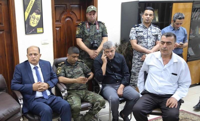 قلقيلية: "المحافظ رواجبة" ومدراء الأجهزة الامنية يزورون البلدية