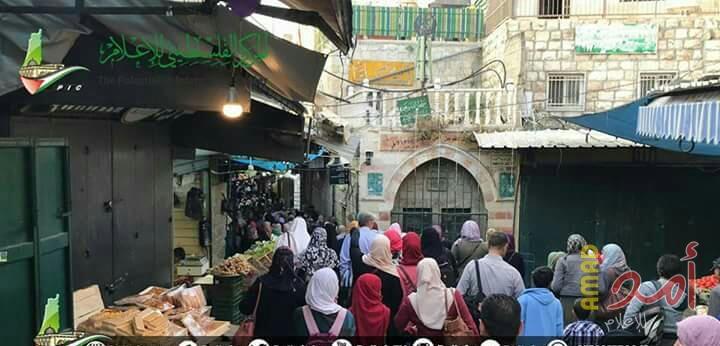 بلدية النصيرات تكثف جهودها لنظافة المخيم برمضان