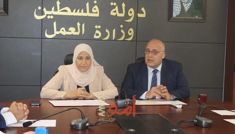 وزيرا "العمل والمرأة" يوقعان اتفاقية لتشكيل لجنة وطنية لتعزيز الإنصاف بالأجور