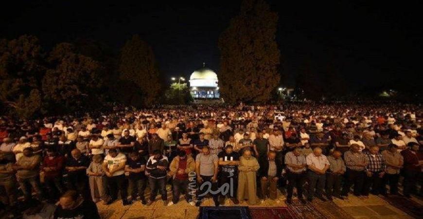 عشرات الآلاف يؤدون صلاتي العشاء و"التراويح" في الاقصى