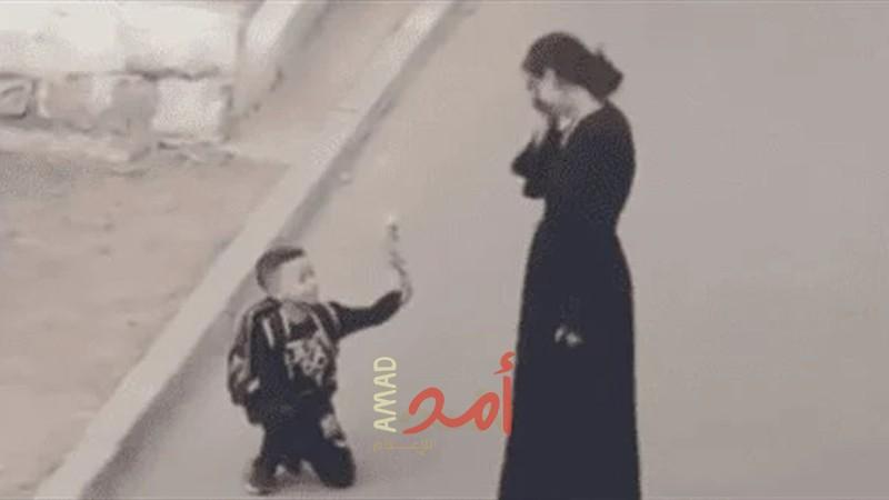 طفل يعبر عن حبه لـ والدته في مشهد خطف القلوب.. فيديو